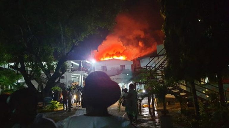 Κένυα: Στις φλόγες το παλαιότερο νοσοκομείο της Μομπάσα – Σώοι οι ασθενείς και το προσωπικό