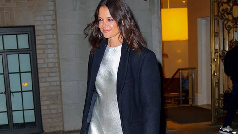 H Katie Holmes απογείωσε το silk dress της φορώντας zebra print boots!
