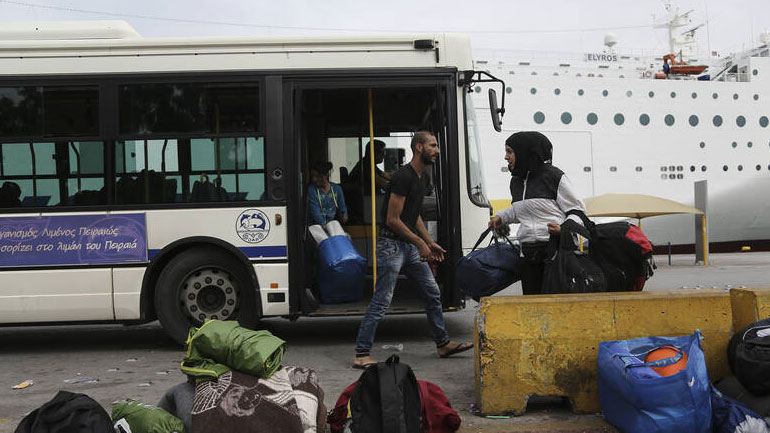 Στο λιμάνι του Πειραιά 367 μετανάστες και πρόσφυγες από τη Μυτιλήνη