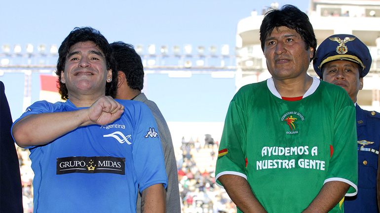 Ο Μαραντόνα στο πλευρό του Έβο Μοράλες