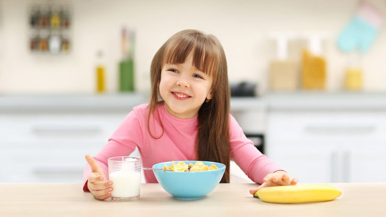 Πώς θα κάνετε τα παιδιά σας να αγαπήσουν το πρωινό;