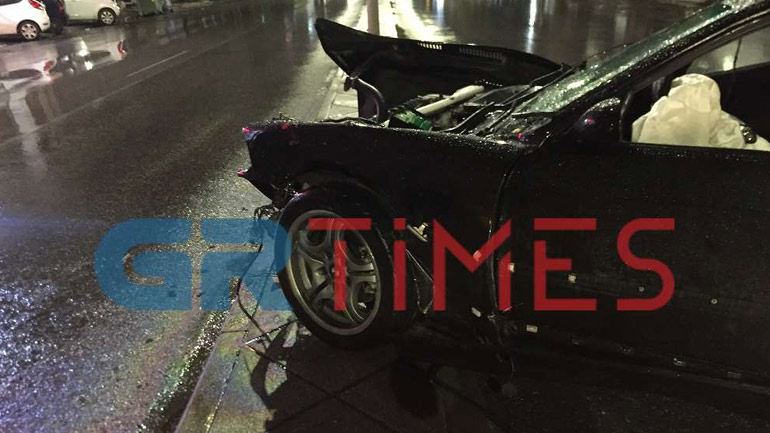 Θεσσαλονίκη: Αυτοκίνητο «καρφώθηκε» σε κολώνα φωτισμού