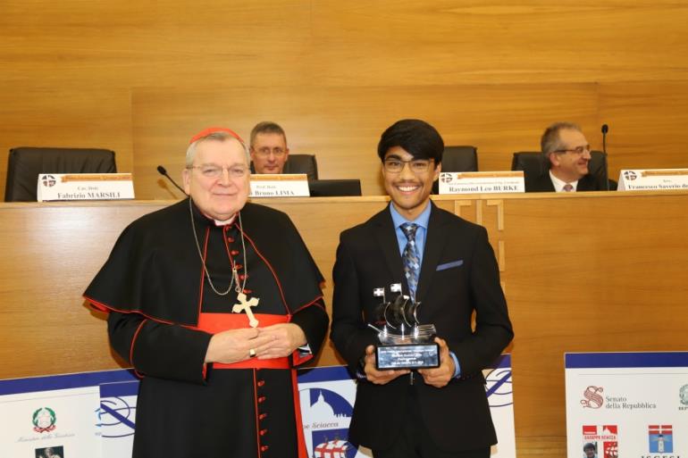 Ο Επίτιμος Πρόεδρος Sciacca, Rev. Raymond Leo Burke με τον νικητή του Απόλυτου Βραβείου Rishab Kumar Jain από τις ΗΠΑ.