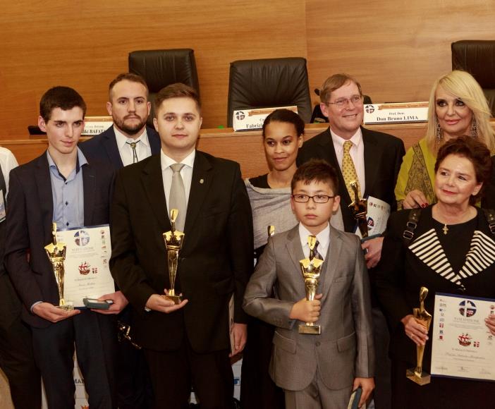 Οι βραβευθέντες Simon Meehan, George Chase Miller, Mateusz Holda, Satya Gontcho A Gontcho, Alessandro Lachin, Fredrik Hiebert, Αντωνία Μοροπούλου και η Γενική Γραμματέας Sciacca Βίκυ Μπαφατάκη