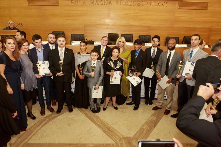 Καρατσιουμπάνη Θεανώ, Κατερίνα Νίκου, οι βραβευθέντες Simon Meehan, George Chase Miller, Mateusz Holda, Satya Gontcho A Gontcho, Alessandro Lachin, Fredrik Hiebert, Αντωνία Μοροπούλου, η Γενική Γραμματέας Sciacca Βίκυ Μπαφατάκη, ο νικήτης του Απόλυτου Βραβείου Rishab Kumar Jain, Arthur Huang, Tyler Allen, Νικόλαος Ολύμπιος.