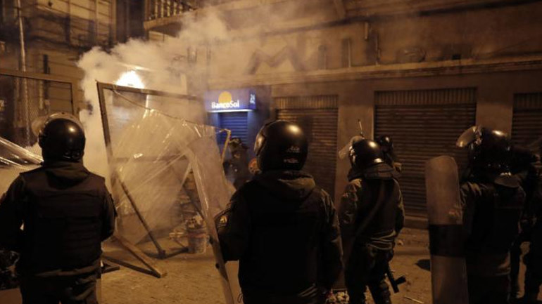 Βολιβία: Συγκρούσεις στη Λα Πας, κατά την πρώτη ημέρα της μεταβατικής προέδρου