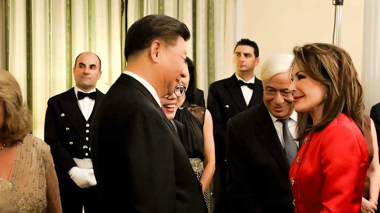 Στα κόκκινα η Γιάννα Αγγελοπούλου στο επίσημο δείπνο για τον Πρόεδρο της Κίνας!