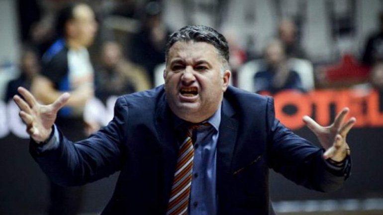 Γιατράς στους παίκτες του Προμηθέα: «Έχετε πάρει χαμπάρι ότι ξεκίνησε το ματς;»