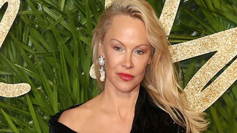 Η Πάμελα Άντερσον ζητεί από τον πρόεδρο των ΗΠΑ  Ντόναλντ Τραμπ να απονείμει χάρη στον Τζούλιαν Ασάνζ