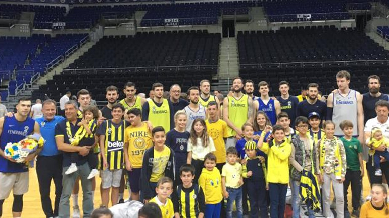 Στο πλευρό του Σλούκα οι φίλαθλοι της Φενέρμπαχτσε – Του προσέφεραν ανθοδέσμες στην προπόνηση