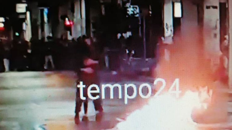 Χόρεψαν ταγκό … δίπλα από φλεγόμενο κάδο κατά τη διάρκεια επεισοδίων στην Πάτρα