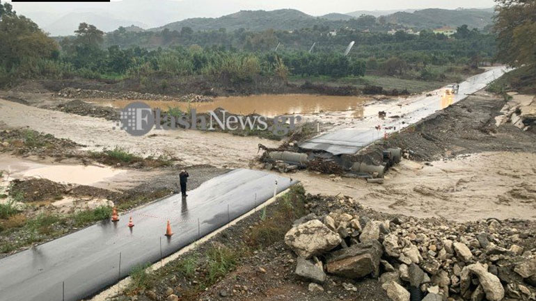 Σε εξέλιξη η κακοκαιρία στην Κρήτη – «Κόπηκε» η διάβαση στον Κερίτη