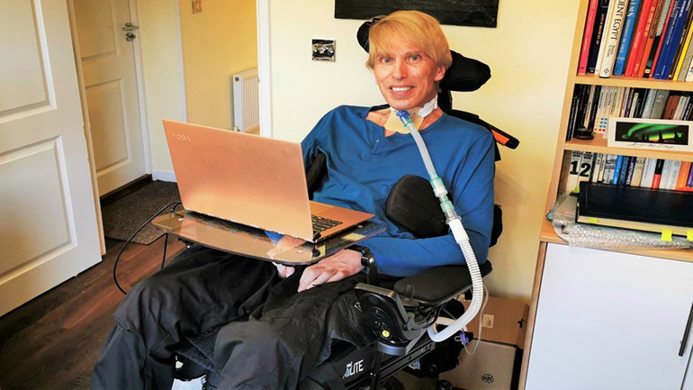 Ο Dr. Peter Scott-Morgan αποφάσισε να επεκτείνει τη ζωή του με τη χρήση της τεχνολογίας