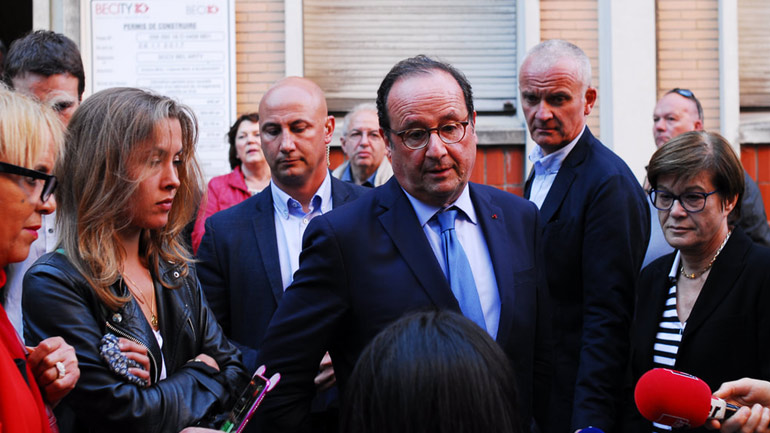 Γαλλία: Φοιτητές έσκισαν βιβλία του Φρανσουά Ολάντ στο πανεπιστήμιο της Λιλ