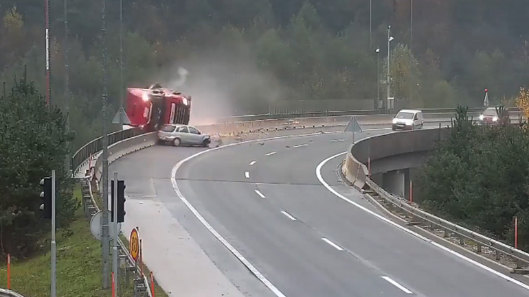 Μικρό αυτοκίνητο έριξε φορτηγό στον γκρεμό!