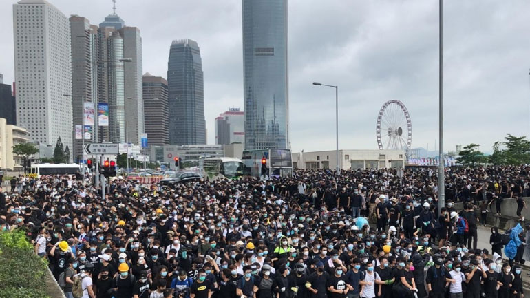 «Παραλύει» το Χονγκ Κονγκ από τις κινητοποιήσεις