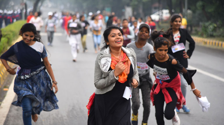 Περίπου 1.000 παιδιά έτρεξαν στο Νέο Δελχί αγνοώντας τα υψηλά ποσοστά νέφους