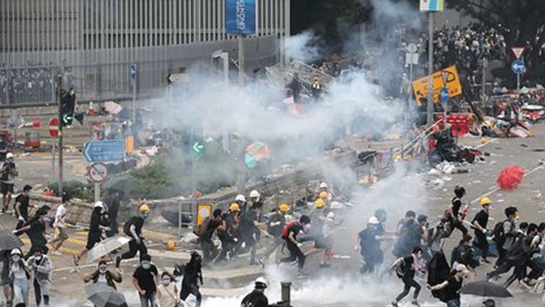 Τη ζωή του έχασε ένας οδοκαθαριστής που είχε τραυματιστεί από τούβλο στις ταραχές στο Χονγκ Κονγκ