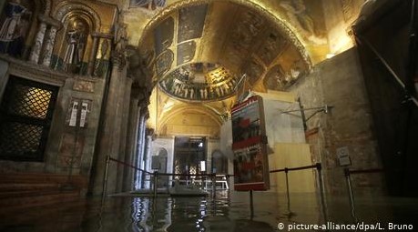 Τα νερά εισχώρησαν μέχρι και στην διάσημη εκκλησία της πόλης, τον Άγιο Μάρκο