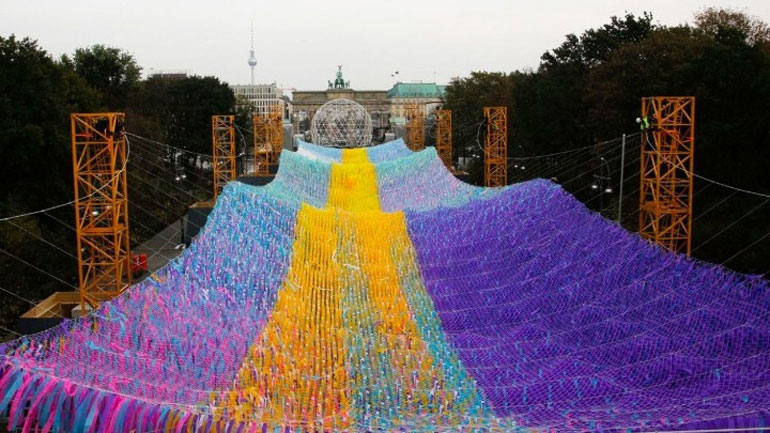 Πολύχρωμα πέπλο ειρήνης για τα 30 χρόνια από την πτώση του Τείχους