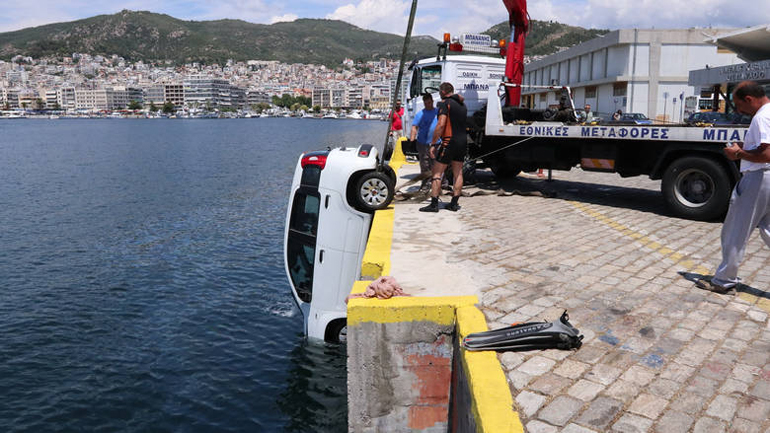 Βουτιά θανάτου για 70χρονο που έπεσε με το όχημά του στο λιμάνι της Μυτιλήνης