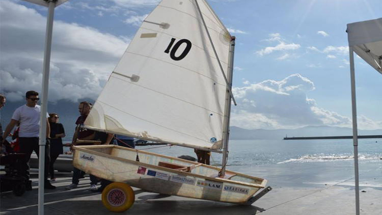 Πλαστικά μπουκάλια νερού μετατρέπονται σε ιστιοπλοϊκά σκάφη στην Καλαμάτα
