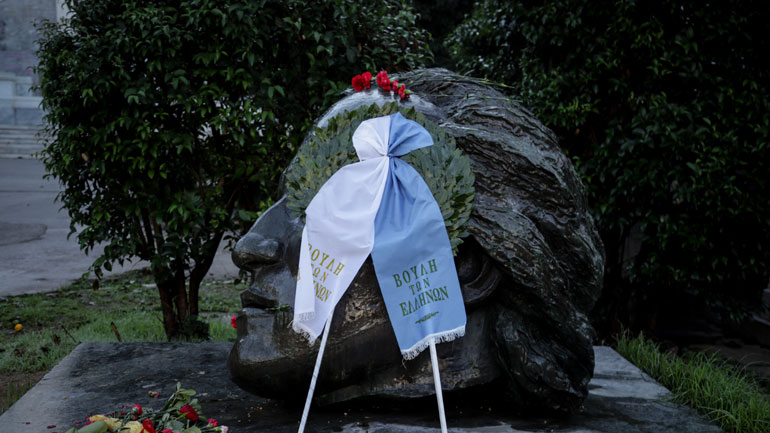 Κατάθεση στεφάνου από αντιπροσωπεία της Βουλής των Ελλήνων στο Πολυτεχνείο