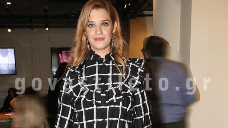 Τζένη Θεωνά: Κομψή εμφάνιση σε θεατρική πρεμιέρα