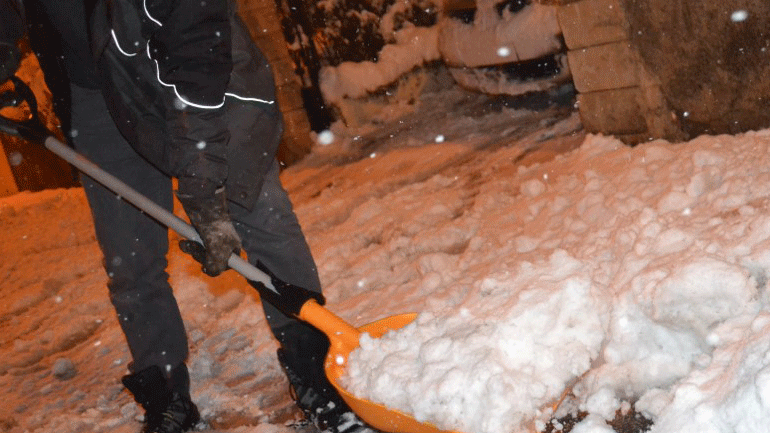 Γαλλία: Ένας νεκρός και εκατοντάδες χιλιάδες σπίτια χωρίς ρεύμα από τις σφοδρές χιονοπτώσεις