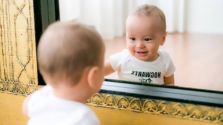 Τι βλέπει το μωρό σας στον καθρέφτη;