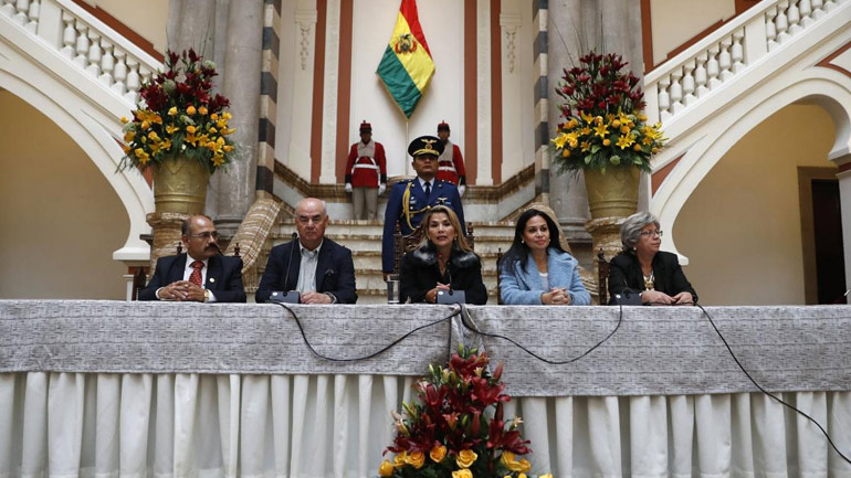 Βολιβία: Η μεταβατική κυβέρνηση διώχνει από τη χώρα αξιωματούχους και πολίτες της Βενεζουέλας και της Κούβας