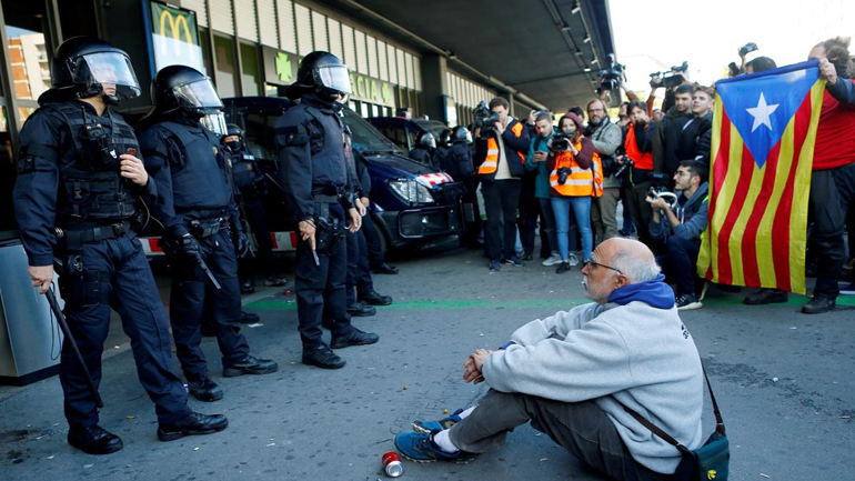 Βαρκελώνη: Διαδηλωτές υπέρ της ανεξαρτησίας της Καταλονίας κατέλαβαν σιδηροδρομικό σταθμό
