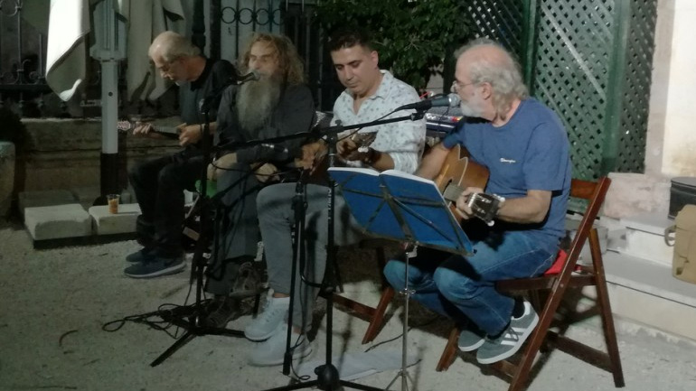 Ο Ψαρωντώνης τραγούδησε ρεμπέτικα για καλό σκοπό!