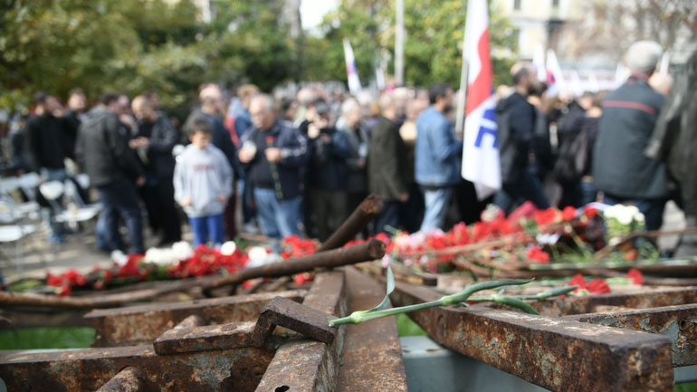 Συνεχίζεται η κατάθεση στεφάνων στο Πολυτεχνείο