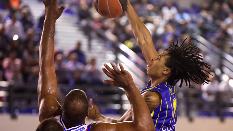 Άλωσε το κλειστό «Σοφία Μπεφόν» το Λαύριο, 77-71 τον Πανιώνιο