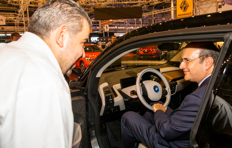 Ο Κωστής Χατζηδάκης στη θέση του οδηγού στο ηλεκτρικό i3