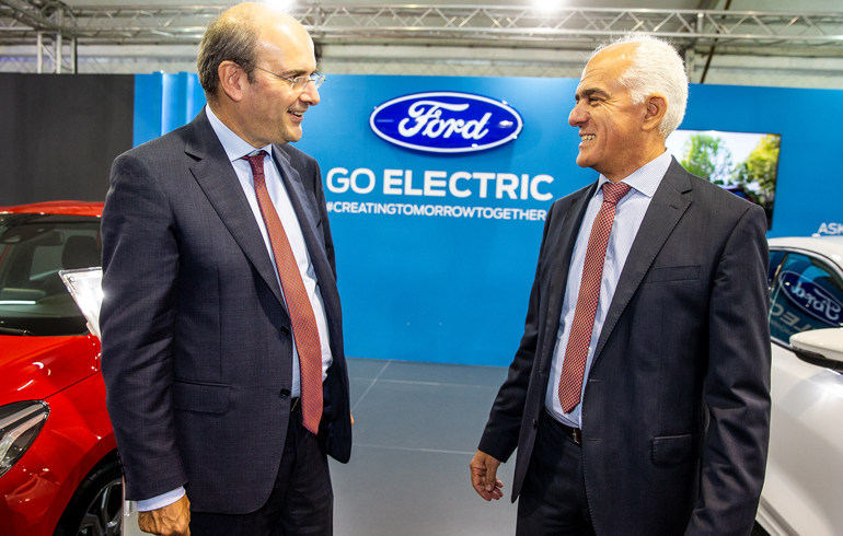 Στο περίπτερο της Ford με τον πρόεδρο της Ford Motor Ελλάς, Νίκο Νοταρά