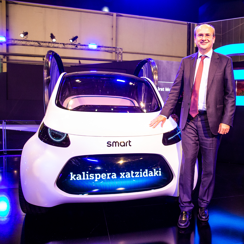 Το φουτουριστικό concept της Mercedes τον υποδέχεται με έναν πρωτοποριακό τρόπο