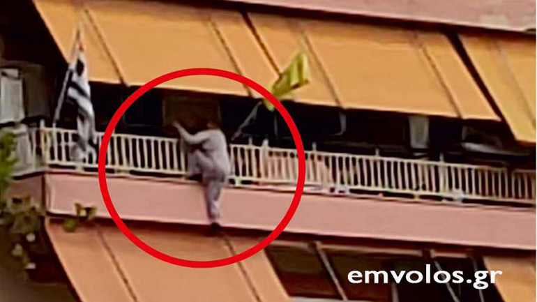 Αλεξάνδρεια: Αστυνομικός διέσωσε γυναίκα που κρεμόταν από το μπαλκόνι 4ου ορόφου
