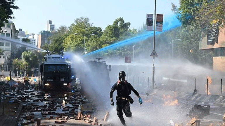 Νέα επεισόδια στο Χονγκ Κονγκ – Βέλη και μολότοφ κατά των αστυνομικών