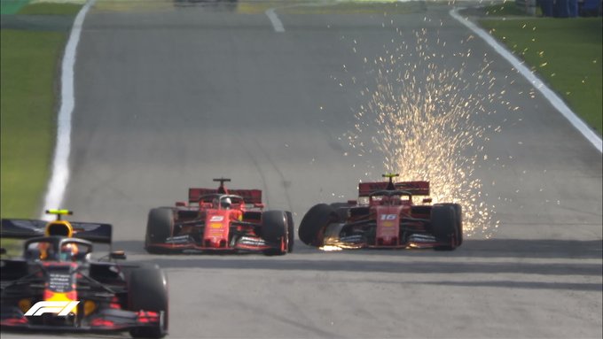 H στιγμή που τα δύο μονοθέσια της Ferrari ακουμπούν μεταξύ τους και λίγο αργότερα εγκαταλείπουν...