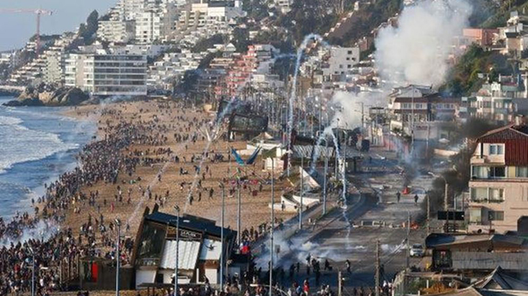 Χιλή: Αστυνομικός άφησε διαδηλωτή να πεθάνει αβοήθητος