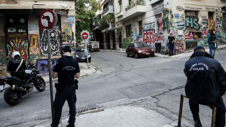 Εξάρχεια: Εντοπίστηκαν σακιά με πέτρες και μάρμαρα σε πολυκατοικία