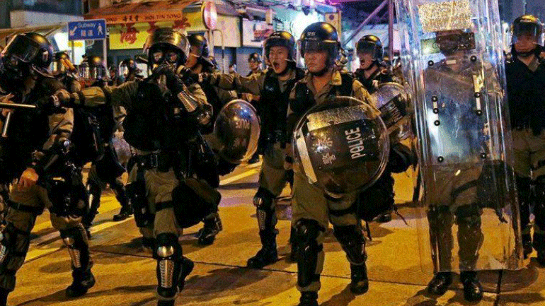 Χονγκ Κονγκ: Η αστυνομία απειλεί τους διαδηλωτές με χρήση πραγματικών σφαιρών