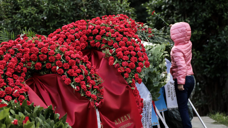 Πλήθος κόσμου τιμά την 46η επέτειο της εξέγερσης του Πολυτεχνείου