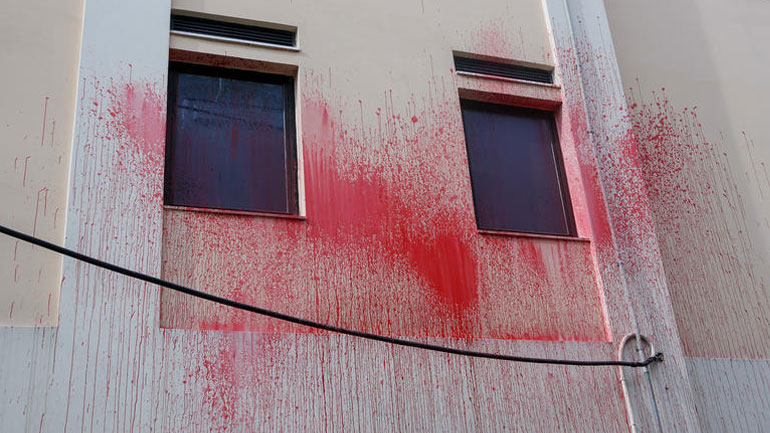 Μπογιές στο δημαρχείο του Βύρωνα πέταξαν μέλη του «Ρουβίκωνα»