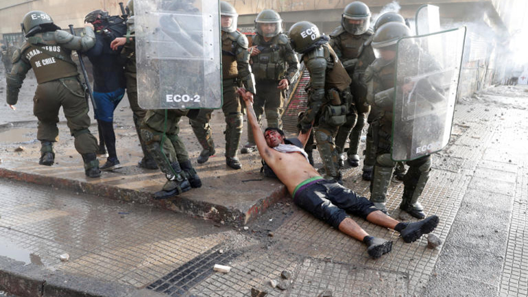 Χιλή: Η αστυνομία εμπόδισε προσφέρουν βοήθεια σε  διαδηλωτή που πέθανε από ανακοπή καρδιάς