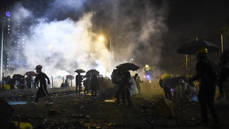 Χονγκ Κονγκ: Οι διαδηλωτές πυρπόλησαν την κεντρική είσοδο του Πολυτεχνείου