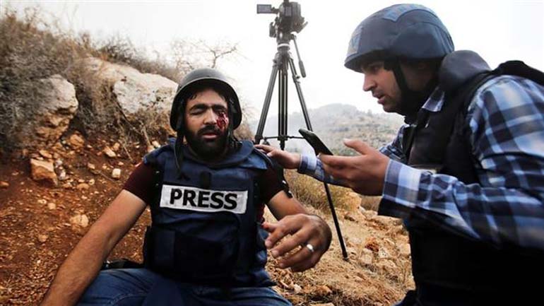 Διαδηλώσεις σε ένδειξη αλληλεγγύης σε δημοσιογράφο που τυφλώθηκε στη Δυτική Όχθη