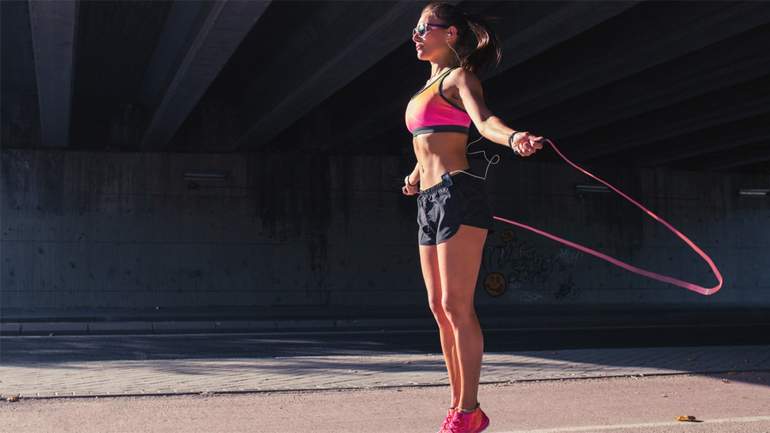 Κάνε 3 σετ ασκήσεων με σχοινάκι για να χάσεις βάρος